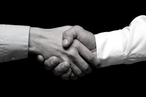 Historia-del-por-que-nos-damos-la-mano